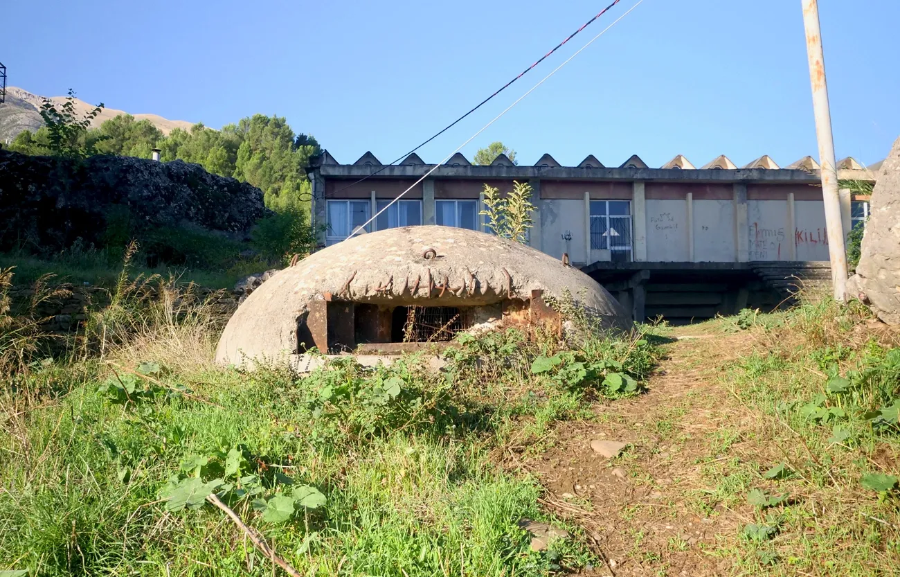 Un Bunker à Permet. GoAlbania.Voyage.webp