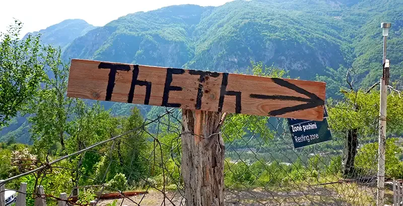 Panneau indiquant la direction de Theth - d'ici 40 minutes vous êtes sur place! Panneau indiquant la direction de Theth.webp