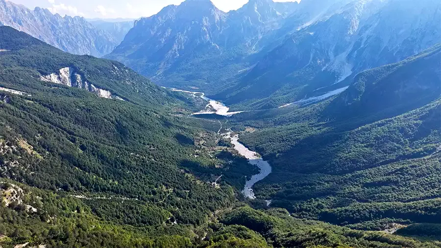 Vue sur la vallée de Valbona depuis le col entre Valbona et Theth