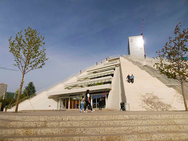 Pyramide de Tirana