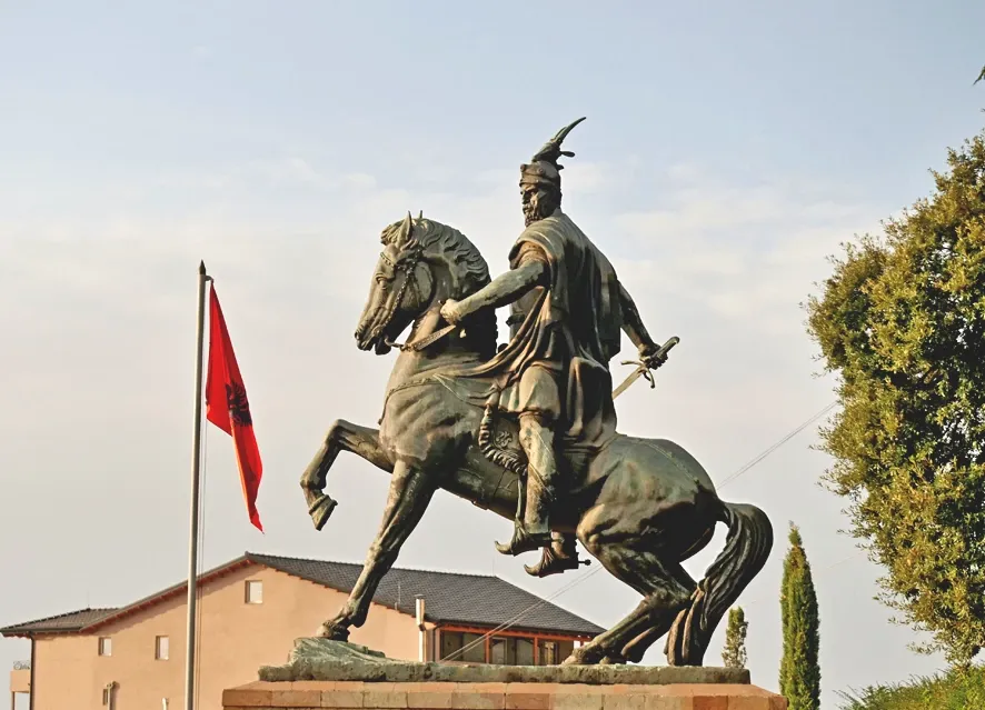 Statue equestres de Skanderbeg a Kruja GoAlbania Voyage.webp