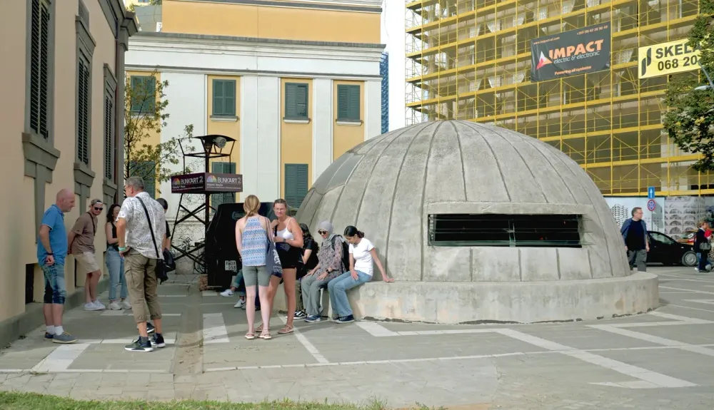 Le musée de BunkArt2 à côté de la Place Skanderbeg à Tirana L'entrée au musée de BunkArt2 à Tirana
