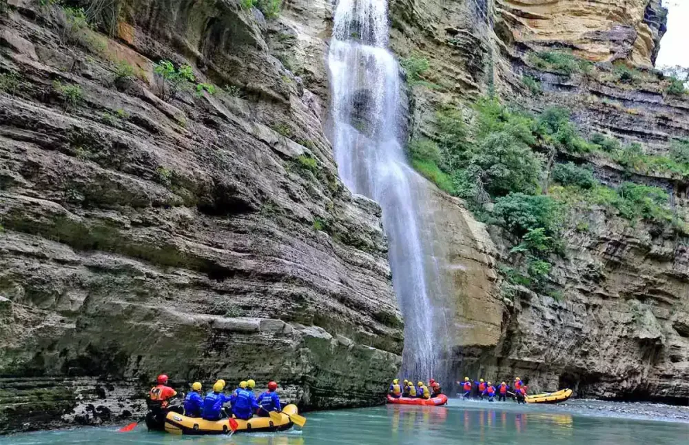 La cascade de l'amour, le canyon d'Osum (Ujëvara e Dashurisë), Albanie.webp