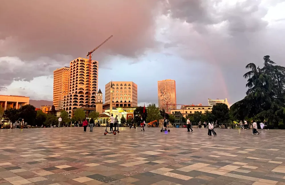 La Place Skanderbeg, Tirana, Albanie. GoAlbania.Voyage