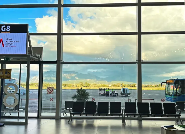 L'aéroport international de Tirana-Mère-Teresa (TIA), Rinas, Albanie