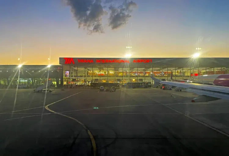 L'aéroport international de Tirana-Mère-Teresa (TIA), Rinas, Albanie