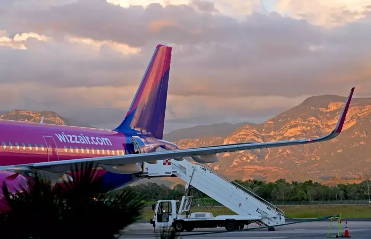 L'aéroport international de Tirana (TIA), Rinas, Albanie