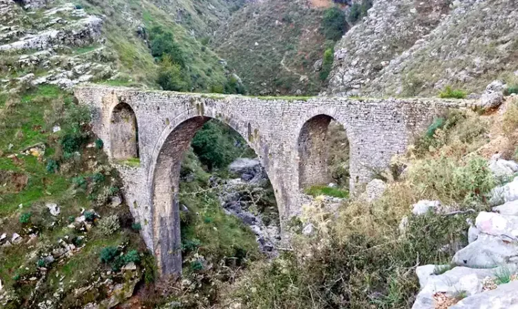Le pont Ali Pacha à Gjirokaster, l'ancien aqueduc