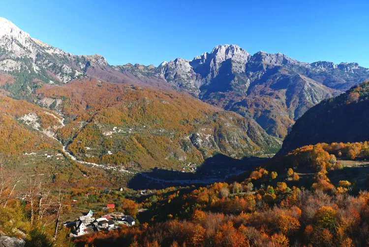 Les Alpes Albanaises en automne