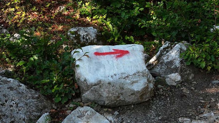 Une balise typique sur un rocher du sentier Valbona–Theth Une balise typique sur un rocher du sentier Valbona–Theth