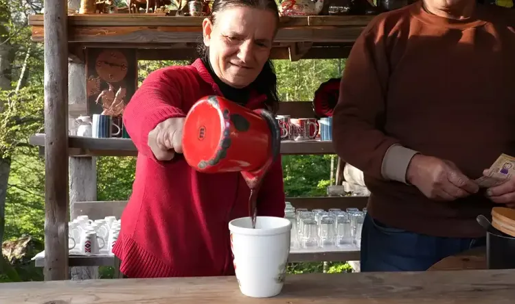 Un café à la turque lors de la randonnée Valbona - Theth La traversée Valbona - Theth dans les Alpes albanaises
