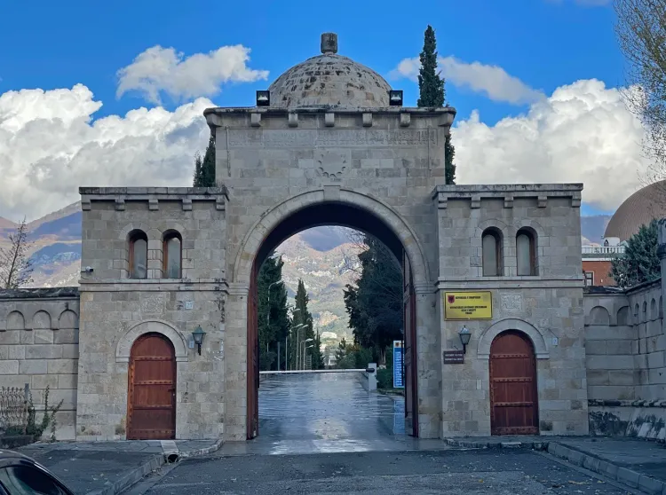 La porte d'entrée au siège mondial des Bektachis à Tirana, Albanie