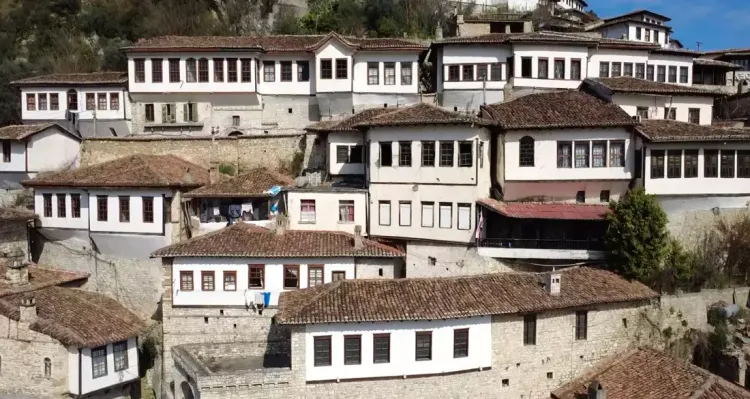Les maisons style ottomane de la ville de Berat en Albanie