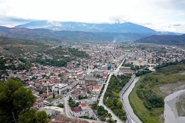 La vue sur Berat (quartier contemporain) depuis la terrasse d'observation au château de Berat