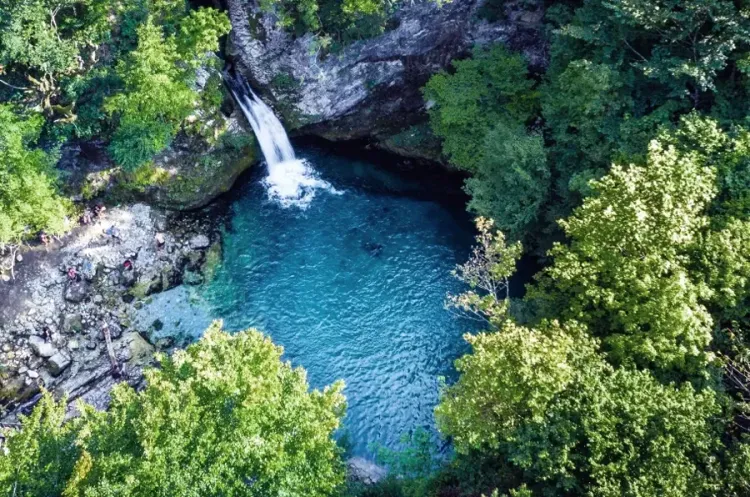 La source karstique de l'Oeil bleu (Blue Eye) de Theth