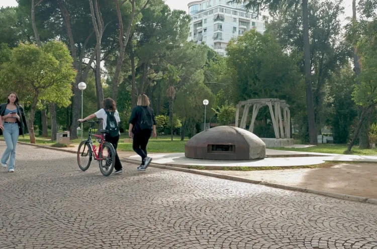 Bunker typique dans le quartier Blloku de Tirana. GoAlbania.Voyage