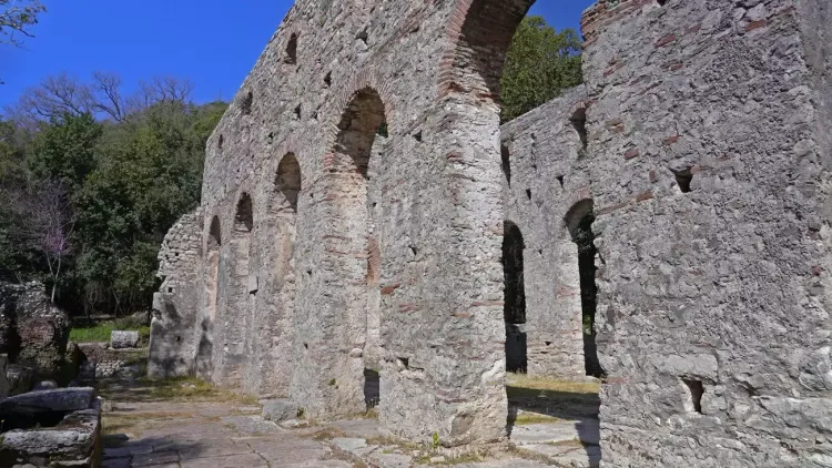 La basilique de Butrint de VIe siècle (la basilique paléochrétienne)
