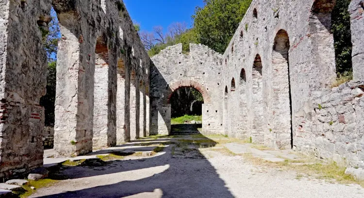 La basilique de Butrint de VIe siècle (la basilique paléochrétienne)