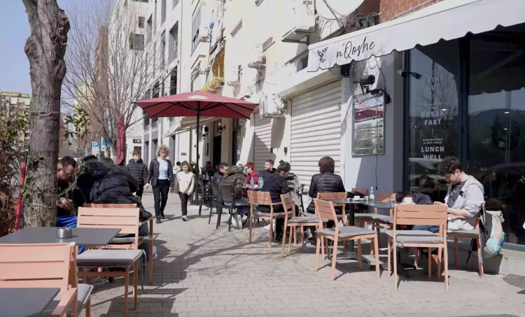 Un café typique du quartier de Komuna e Parisit, à Tirana