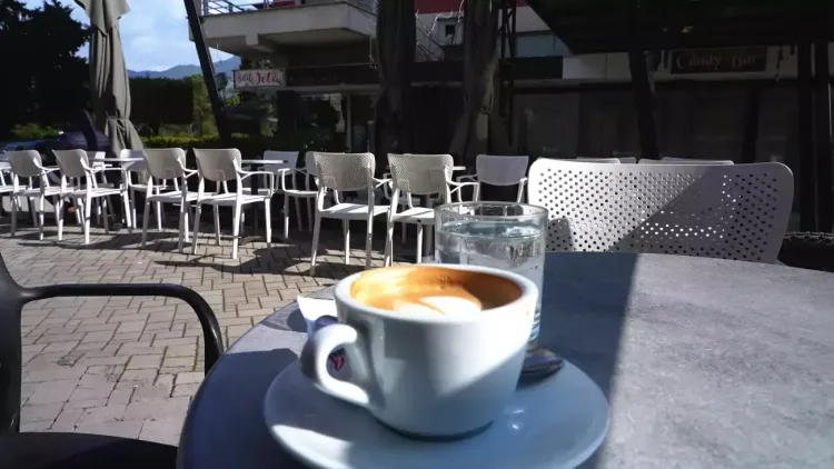 Un cappucino - le grand classique de la deuxième vague de café Un cappucino - le grand classique de la deuxième vague de café