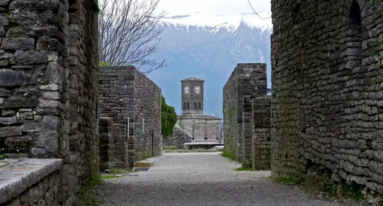 Le château de Gjirokaster: la cour de l'horloge