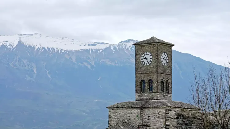 La forteresse de Gjirokastër: la tour de l'horloge et la montagne