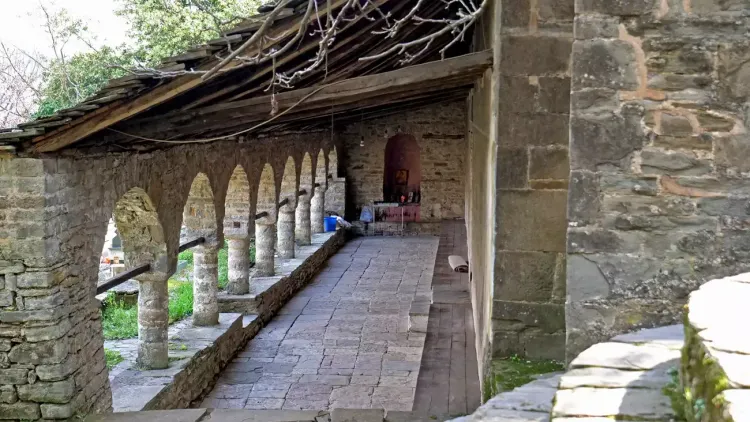 Le portik de l'église orthodoxe à Leusë, Permet