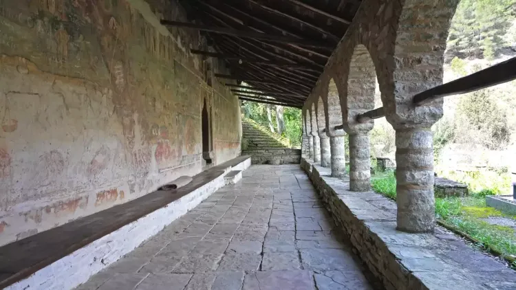 Le portik de l'église à Leusë