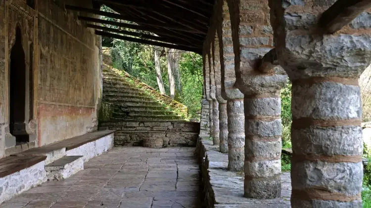 Le portik de l'église à Leusë