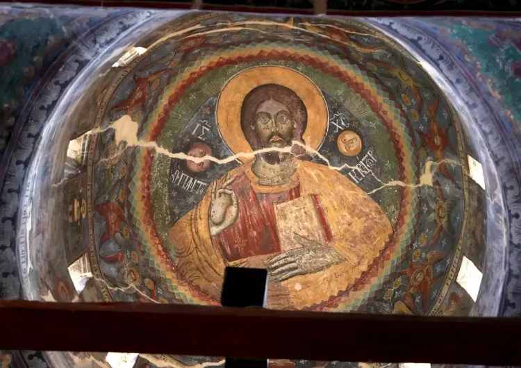 Christ Pantokrator dans le dôme de l'église de la Dormition Sainte-Marie à Leuse, Permet