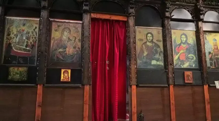 L'iconostase de l'église Sainte-Marie à Leusë, Permet
