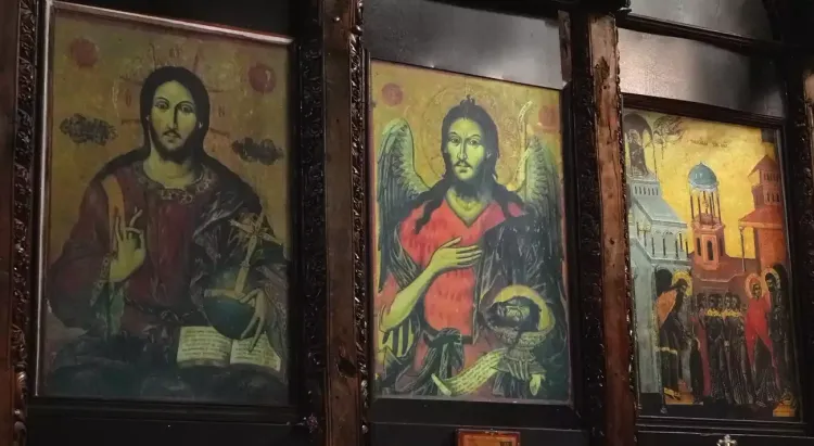 L'iconostase de l'église Sainte-Marie à Leusë, Permet