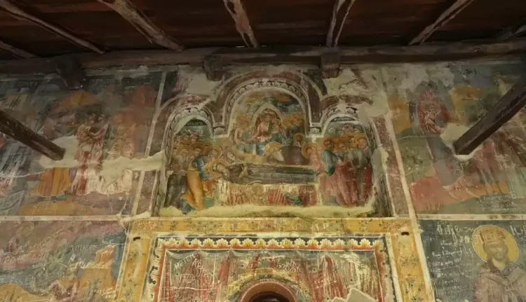 Le portik de l'église orthodoxe à Leusë, Permet