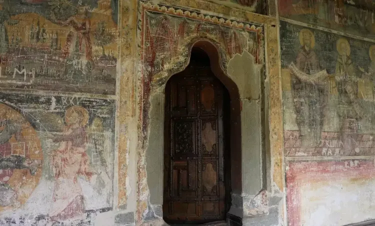 La porte de l'église orthodoxe à Leusë, Permet
