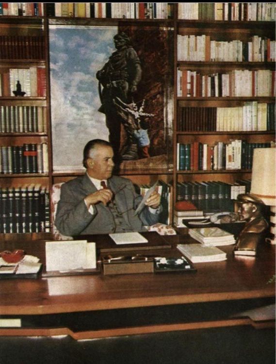 Image d'archive: Enver Hoxha dans son bureau Image d'archive: Enver Hoxha dans son bureau
