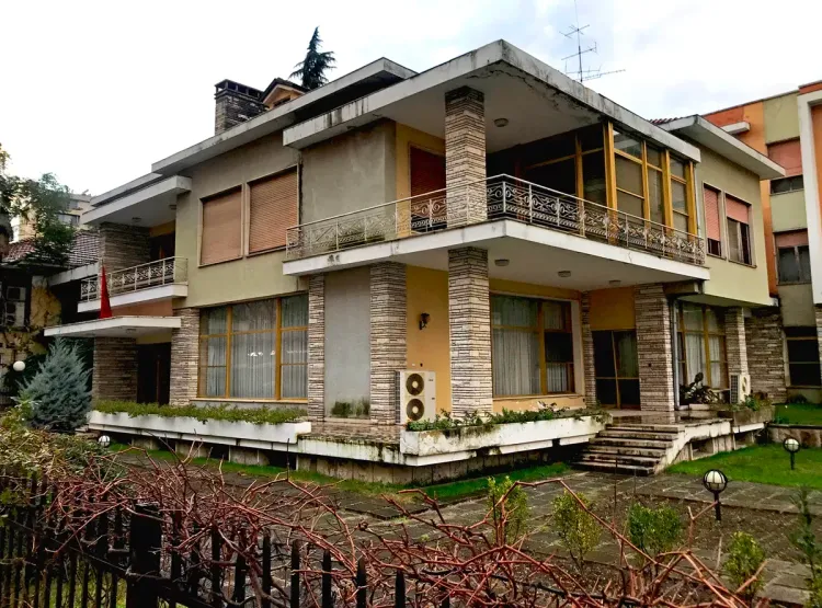 L'ancienne villa d'Enver Hoxha dans le quartier de Blloku, Tirana