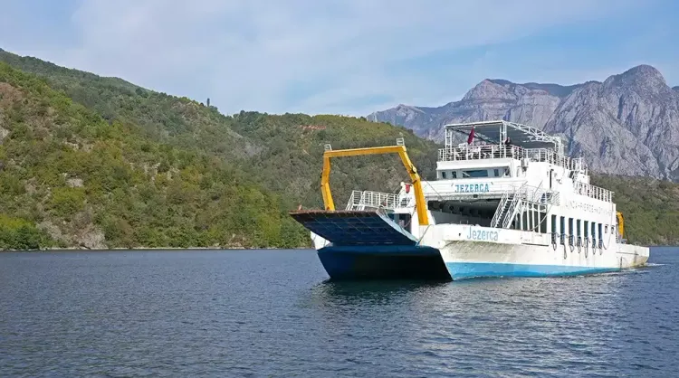 Traversée du lac de Koman en ferry
