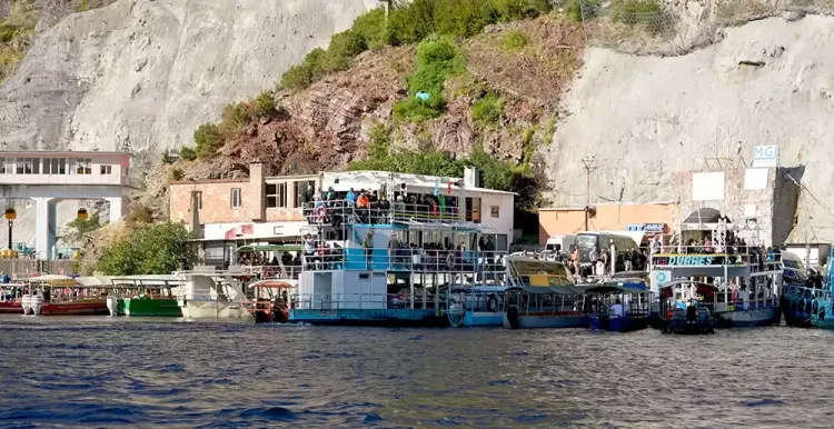 La traversée du Lac Koman en Albanie (en ferry) La traversée du Lac Koman en Albanie (en ferry)
