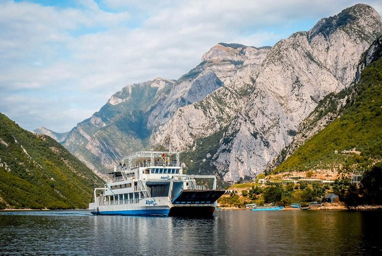 Le ferry du lac Koman, Albanie