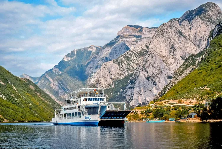 Le ferry du lac Koman, Albanie