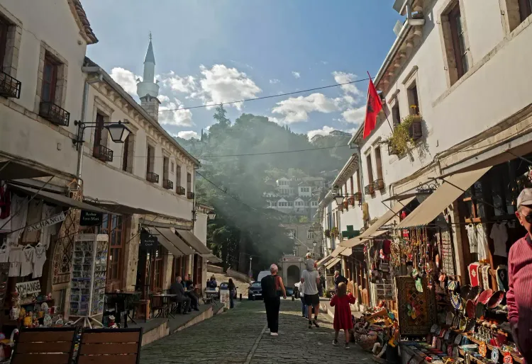 Le vieux bazar de Gjirokastra, Albanie