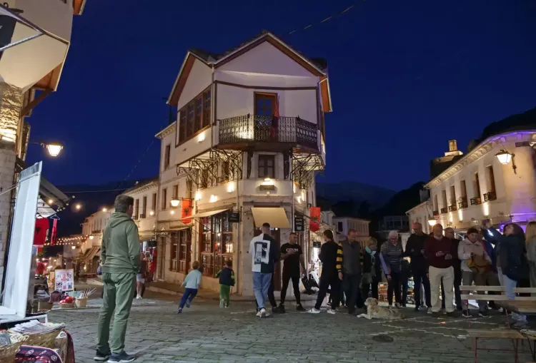 Le vieux bazar de Gjirokastra le soir