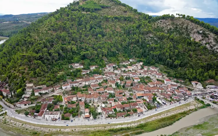 La vue sur le quartier Gorica depuis la terrasse d'observation au château de Berat