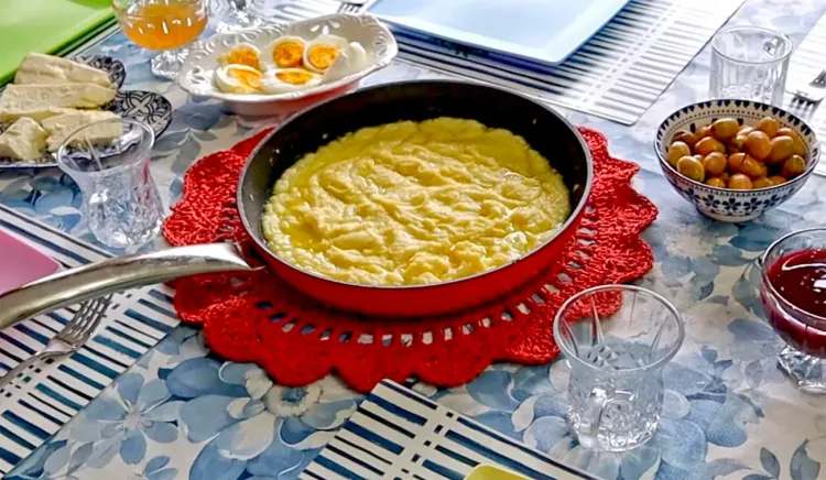 Le Harapash (une pâte épaisse faite de farine de maïs), la spécialité gastronomique de Saranda ) Le Harapash (une pâte épaisse faite de farine de maïs), la spécialité gastronomique de Saranda )