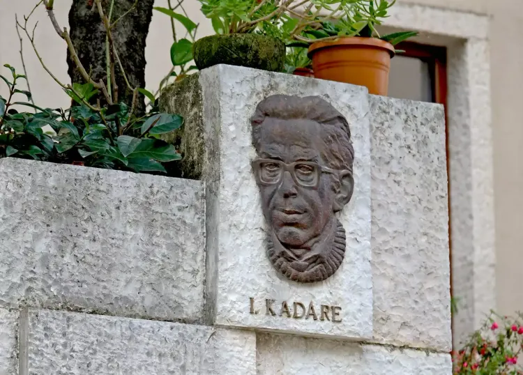 Un bas-relief d'Ismail Kadaré à Gjirokaster, Albanie