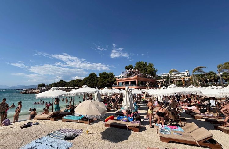La plage centrale de Ksamil en Albanie, la riviera albanaise