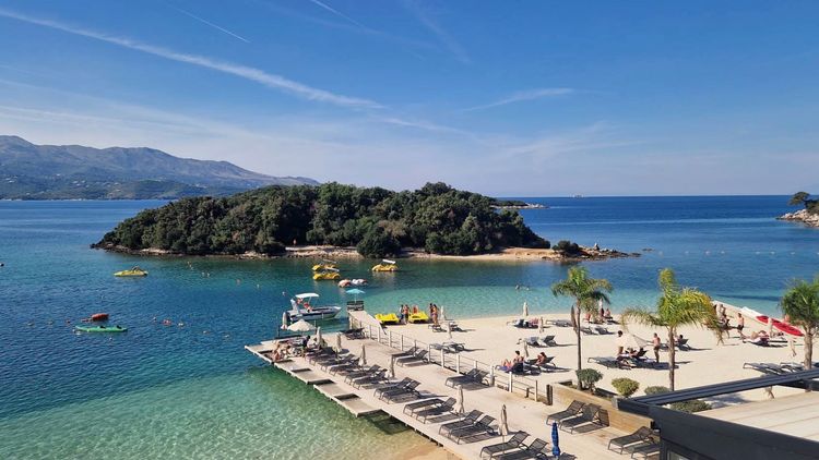 L'une des quatre îles à Ksamil