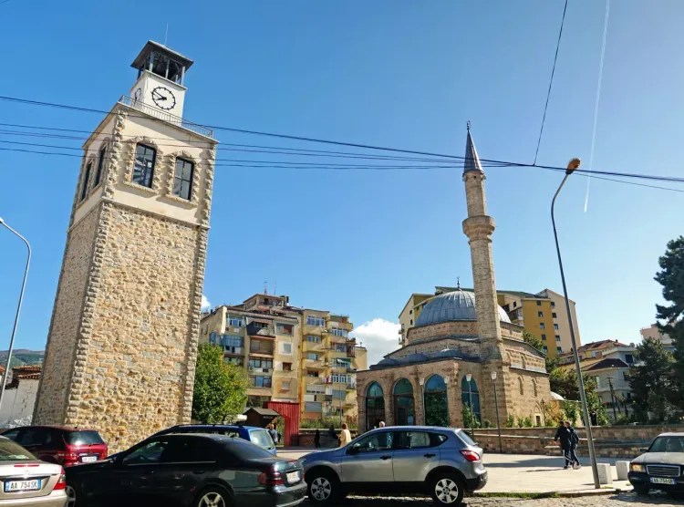 La mosquée Iljaz bej Mirahorit et la tour d'horloge de Korça, Albanie