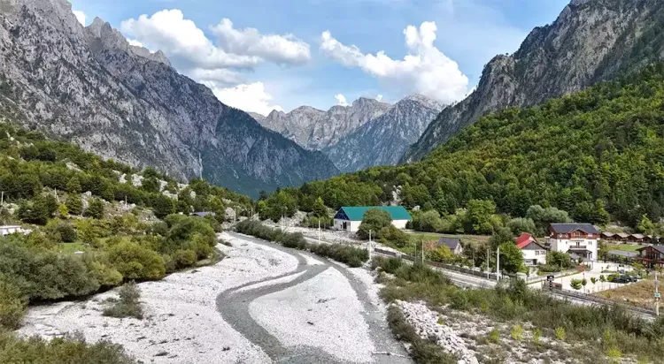 La vallée de Valbona dans les Alpes albanaises