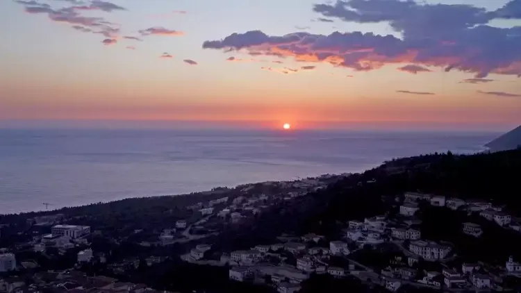 Le coucher du soleil depuis Dhermi, une vue sur la mer Ionienne